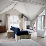 Le Coq Chantant And Boutique Hotel Saint-Livres