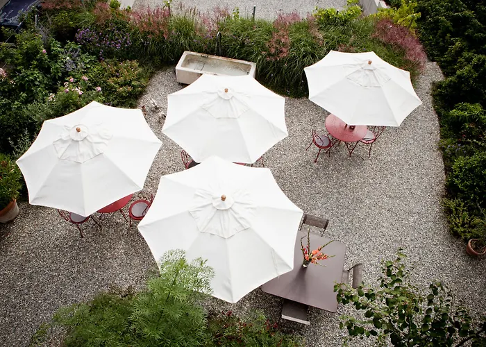 Le Coq Chantant And Boutique